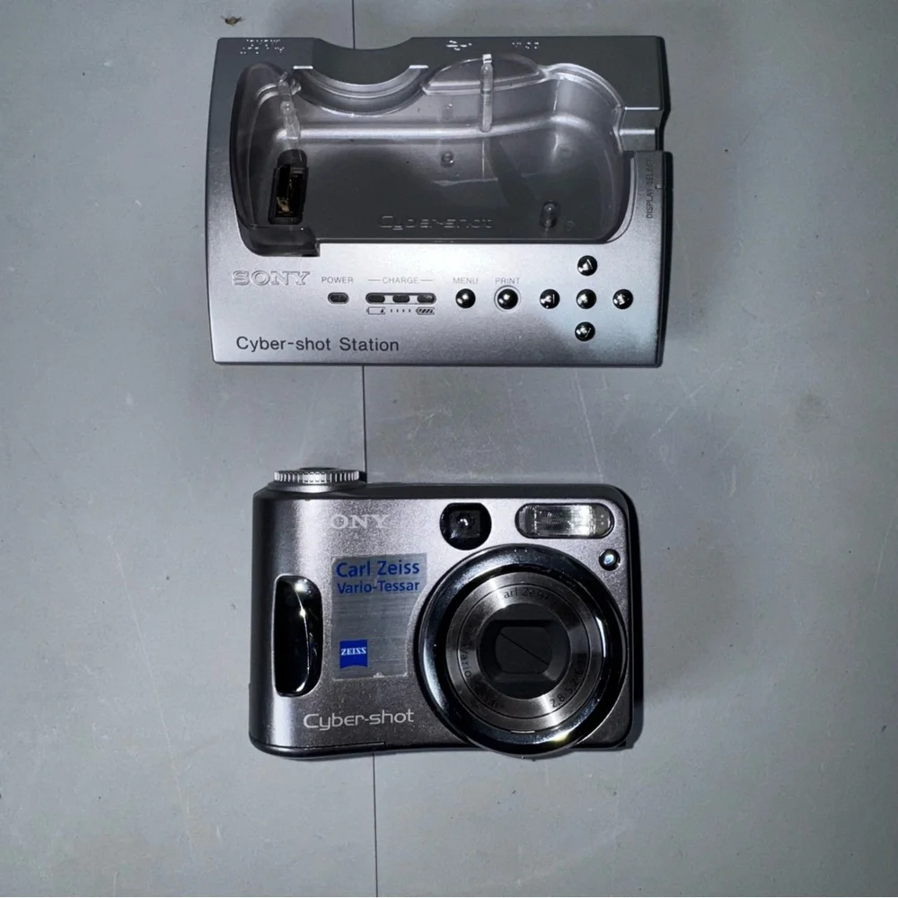 Sony‎ CyberShot DSC-S60 4.1MP Digital Camera w/ Base Docking Station